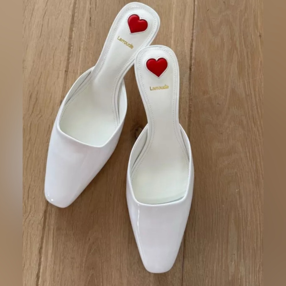 Larroude white patent Leather slip on Mule Size 8.5 New with heart shaped box - Picture 2 of 11
